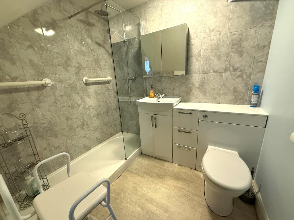 Lot: 141 - WELL PRESENTED TWO-BEDROOM FLAT - Shower room with W.C.